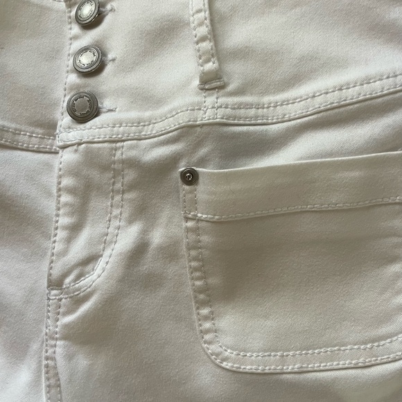 JUNIORS ALMOST FAMOUS WHITE JEANS - Picture 2 of 5